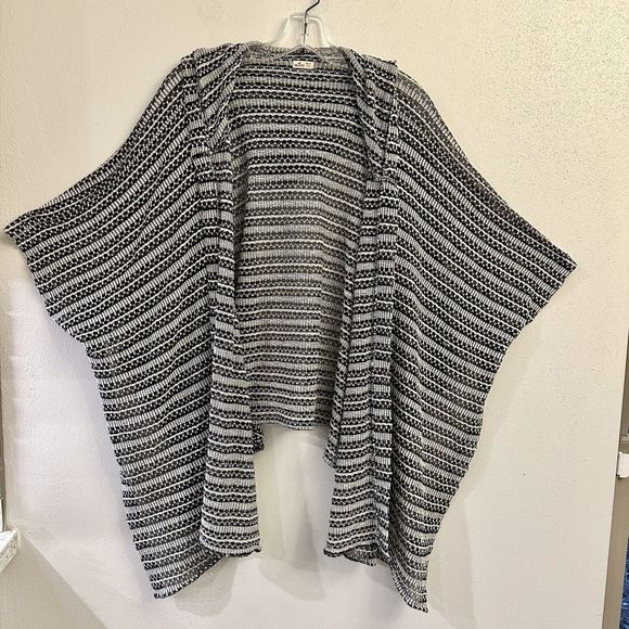 Hollister Sweaters - Hollister Shawl Womens One Size‎ Black White Knit